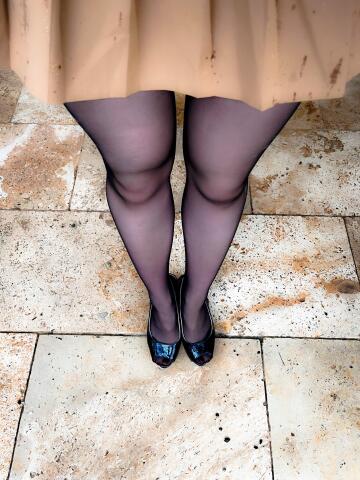 it’s raining, let’s go to a coffee shop so you can touch my pantyhose under the table?