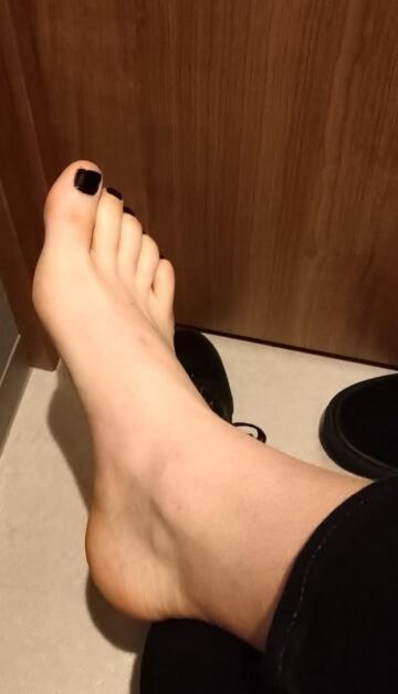 i was crazy horny all day at work so i snuck off to take some feet pics