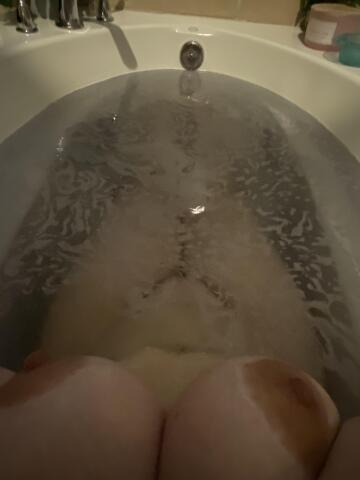 smoked some moon rocks (f) now i’m soaking in the tub. come join me