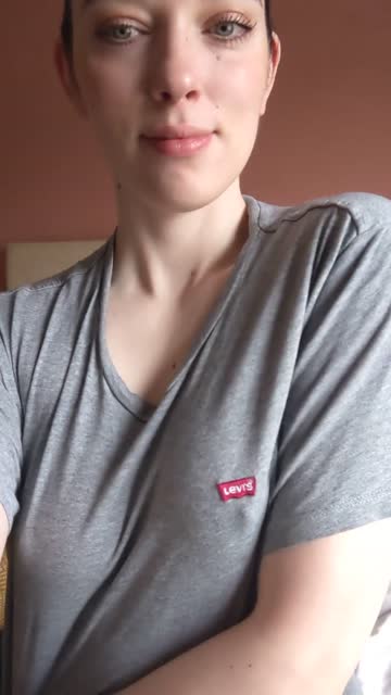 happy sunday! not sure why i look so surprised here :) jess xx