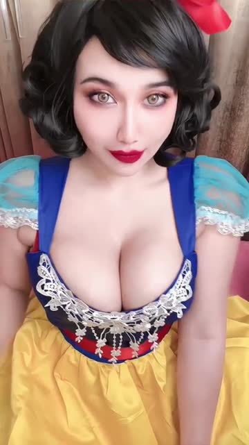 would you risk it all with this apple to fuck the asian snow white 😈 (oc)