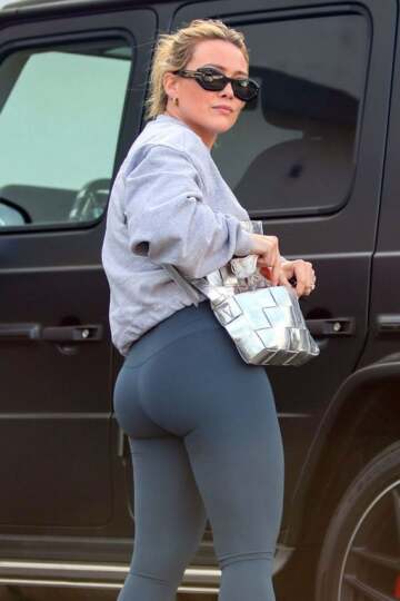 hilary duff, yoga pants