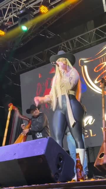 country singer with a bbb (beautiful bubble butt)