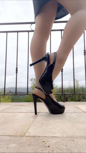 heels so black and shiny that if you look for too long you’ll fall head over … heels… ! now i understand that phrase.