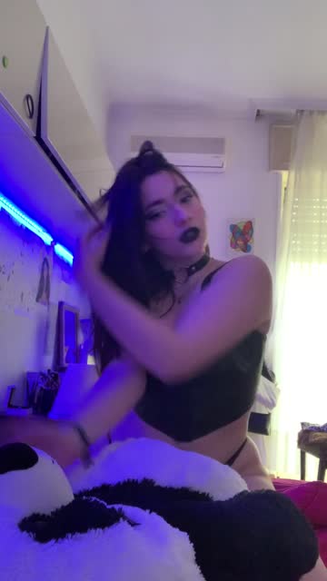 my strong hip thrusts will make you feel hard to walk after 😈