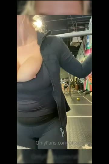 gym tits flash