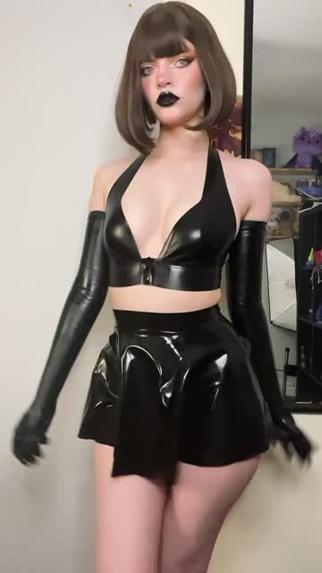 dance with me and listen to the sound of the latex 🥰