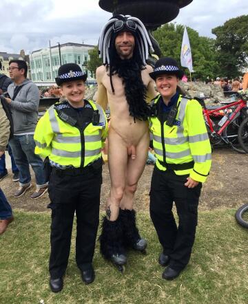 open carry is apparently ok with these police officers at wnbr london.