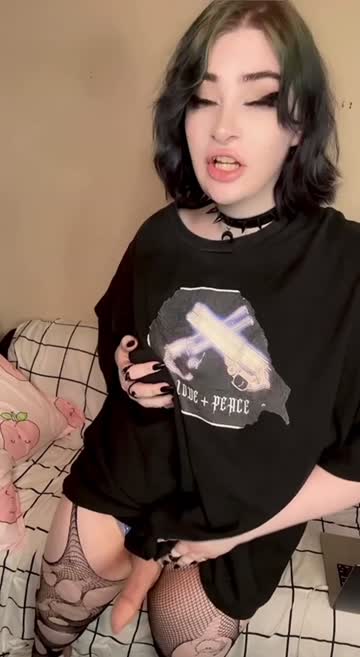 be honest.. would you suck off a goth girl? 🖤✨