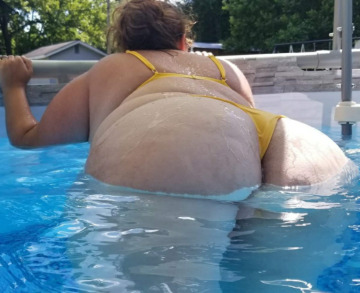 fuck me right on the side of the pool 😜