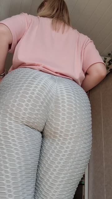 i invite you to a short but exciting video of my huge ass fighting with tight yoga pants. heh