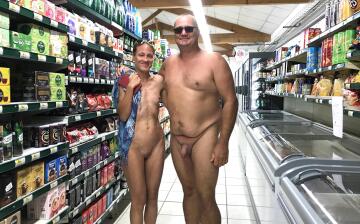 connaissez-vous beaucoup d'endroit où l'on peut comme ici faire ses courses en mode naturiste? ici, camping du sérignan plage. noel lauffenburger