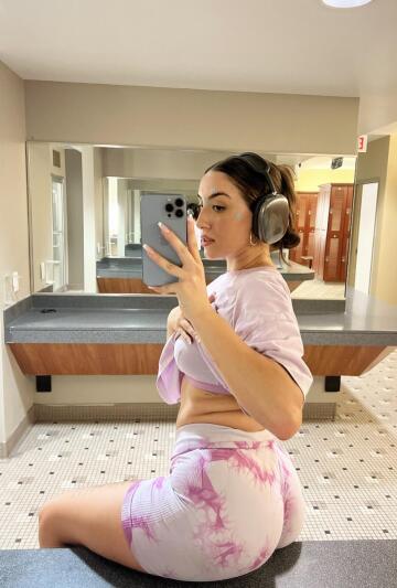would you jerk off to my naughty workout pics if i sent you some?