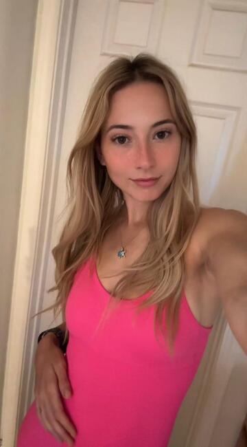 feeling cute in this tight pink dress 💕
