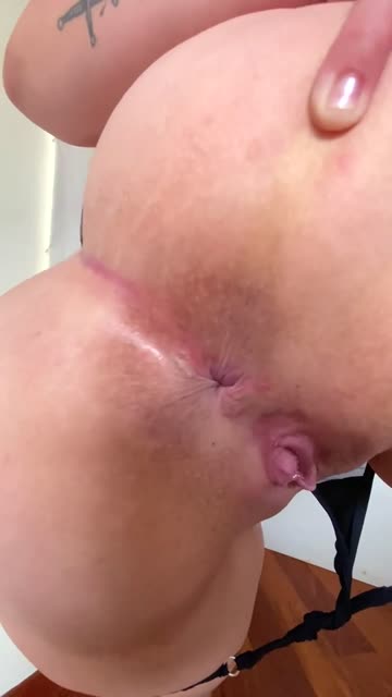 he say i look better when i spread my big bubble ass