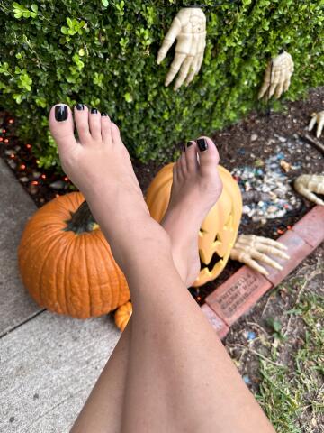 spooky feet