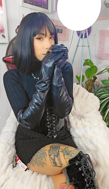mmm i can confirm these leather gloves smell delicious