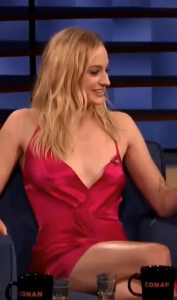 i can't get enough of sophie turner's cute jiggling tits