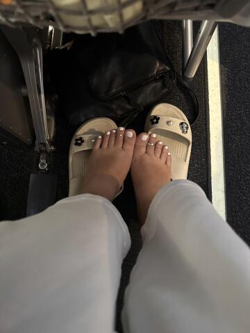 if you sat next to me on the flight, would i be able to guess that you have a foot fetish? 🤔