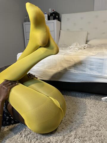 my first yellow pantyhose 💛