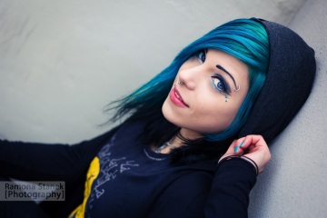cutie with blue hair under her hoodie... [x-post /r/girlswithneonhair]