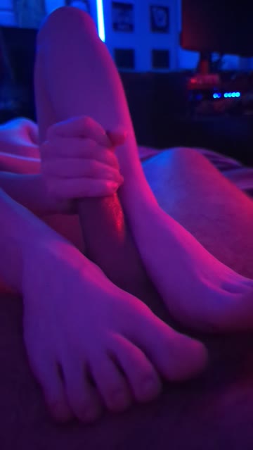 y'all ever gotten a handjob/footjob from someone with tiny hands and feet? i highly recommend