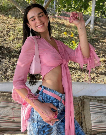 dua lipa never fails to get my 8in rock hard