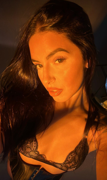 this sophomore wants her nipples sucked. pretty please?