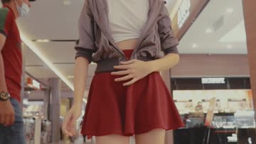 testing my braless courage in a busy mall! 😬