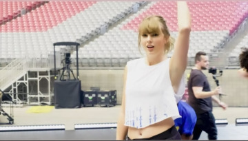 you can admit that taylor swift's belly button is quite deep