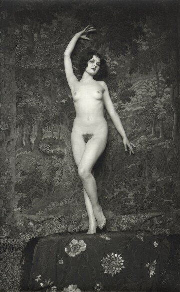 lilian bond photographed by alfred cheney johnston (late '20s). she would go on to appear in hollywood films like 'the old dark house' and 'the westerner'.
