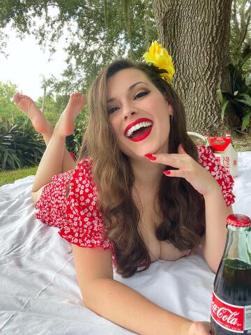 🌹can this pin up gal convince you to join her picnic? i’ll behave i promise…😏