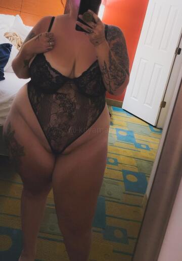 who doesn't love bodysuits 🥵.....p.s yes the carpet in the hotel is hideous 🤪