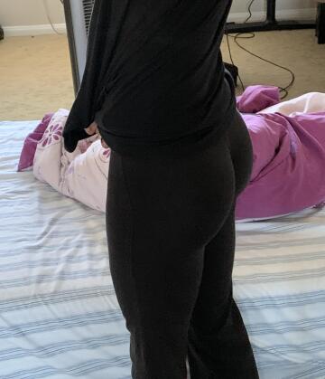 tight yoga pants fit me well :)