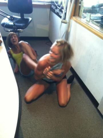 does anyone have the streamable link for this mainstream clip? taylor raz on the radio show