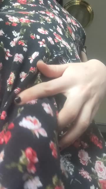 not tucking is the best when i can do it 💋🖤