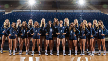 back row of a women's volleyball team full of 6'+ players