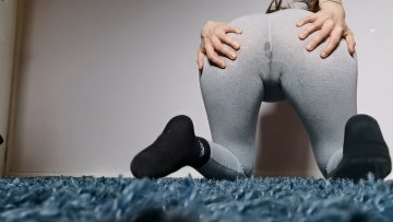 grey leggings are the best to get wet in💦 (oc)