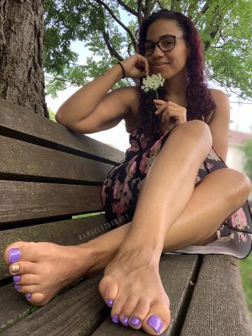 let’s sniff the flowers and my feet, together 🌷