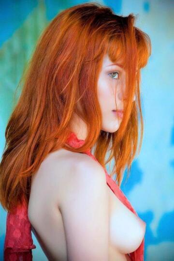 red hair, green eyes and side boob. hypnotizing...