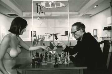 eve babitz playing chess with artist marcel duchamp (1963)