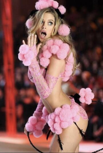 doutzen and her iconic catwalk making the “wrong hole” face.