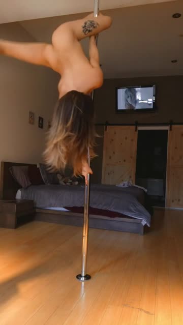 i taught myself a new split🥰