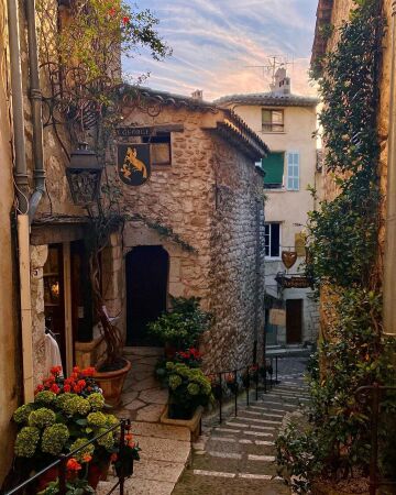 narrow alley with old stone buildings in saint-paul-de-vence, one of the oldest medieval towns on the french riviera, alpes-maritimes, southeastern france.
