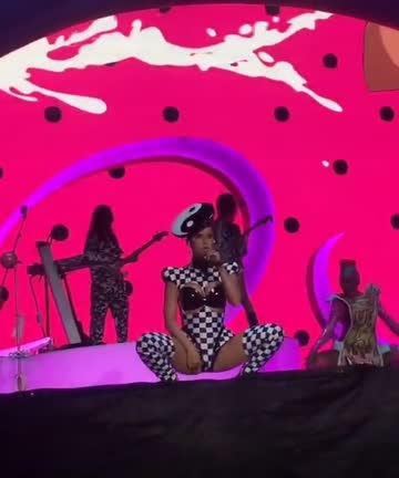 katy perry bouncing up and down