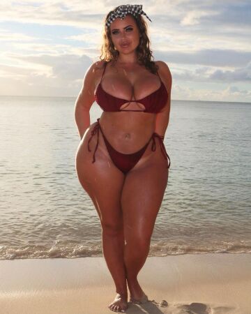 dj hannah b's insanely curvy bikini body