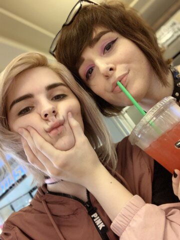 ella with her girlfriend losse lórien