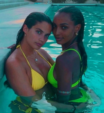 sara and jasmine together: now i can say what heaven is like! all they need is me joining them in that pool... 3:-)