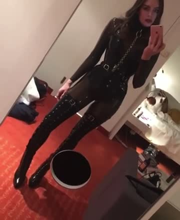 [domme] obey your rubber mistress 😈