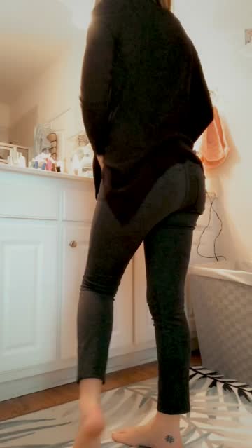 when i go into a bathroom all i’m thinking is.. pantypeel!